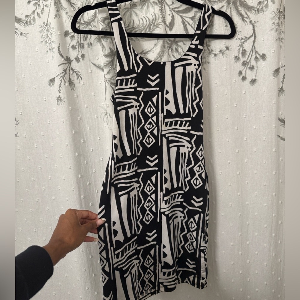 Silence + Noise Geometric Black and White Mini Dress - Picture 4 of 7